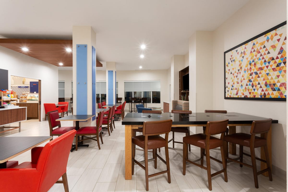 Holiday Inn Express & Suites Tampa-Fairgrounds-Casino by IHG — 4