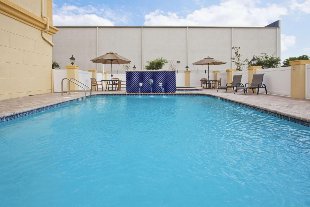 La Quinta Inn & Suites by Wyndham Tampa Central — 2