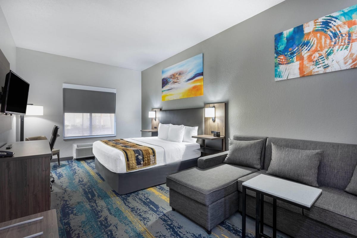 La Quinta Inn & Suites by Wyndham Tampa Central — 3