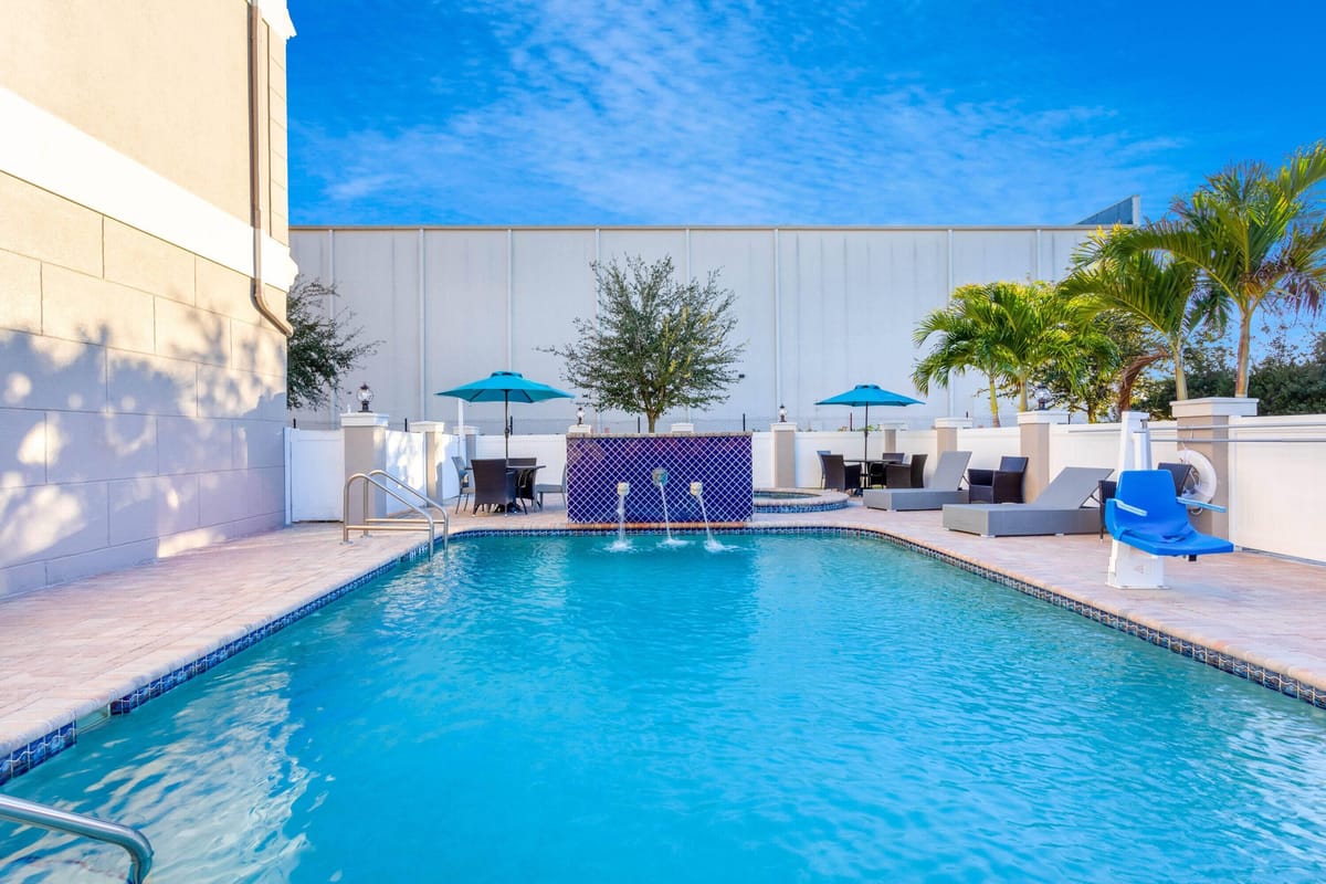 La Quinta Inn & Suites by Wyndham Tampa Central — 4