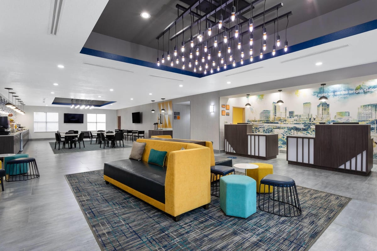 La Quinta Inn & Suites by Wyndham Tampa Central — 5
