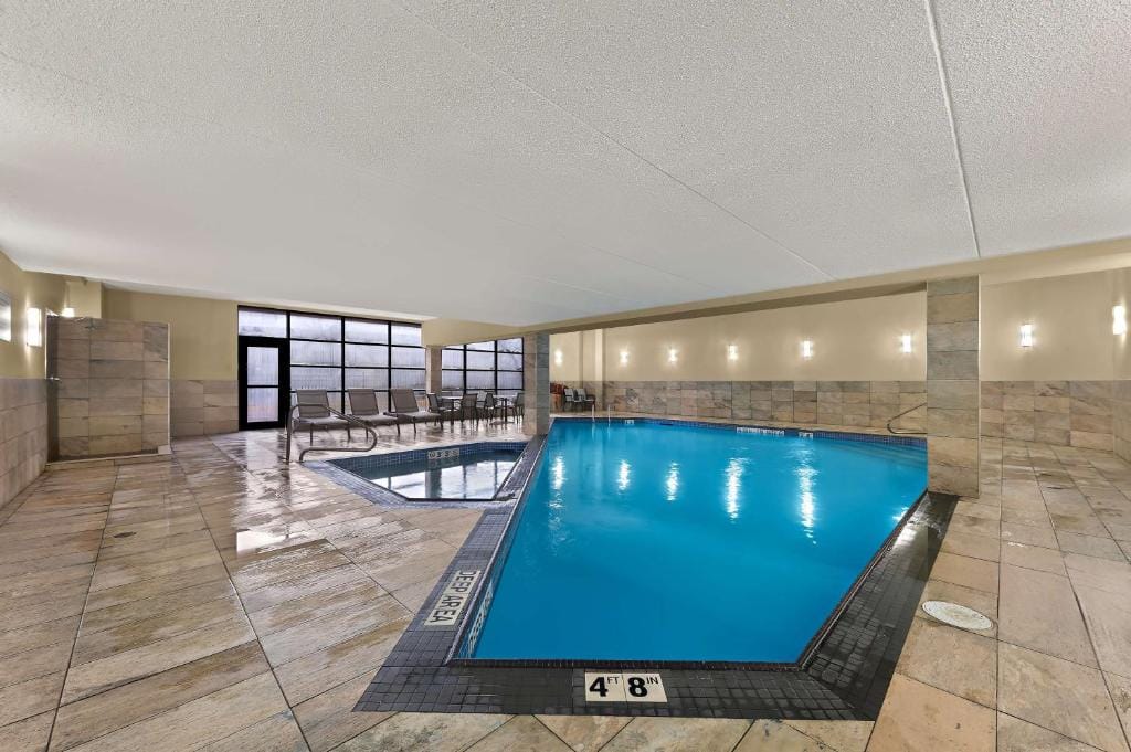 Best Western Plus Toronto North York Hotel & Suites — 4