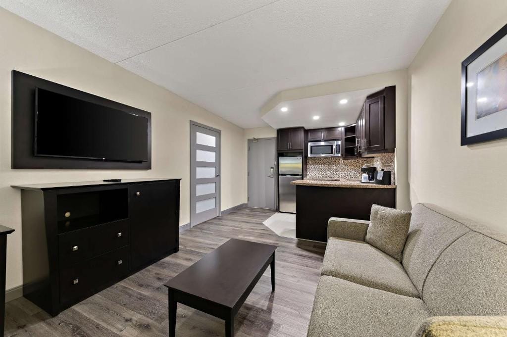 Best Western Plus Toronto North York Hotel & Suites — 5