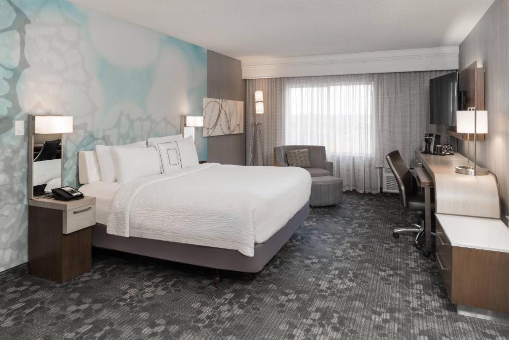 Courtyard by Marriott Toronto Vaughan — 2