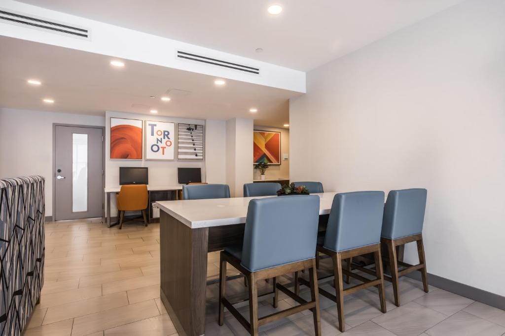 Holiday Inn Express Toronto-North York by IHG — 4