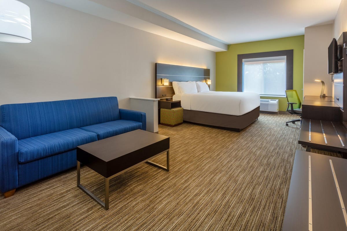 Holiday Inn Express & Suites Charlotte- Arrowood by IHG — 2