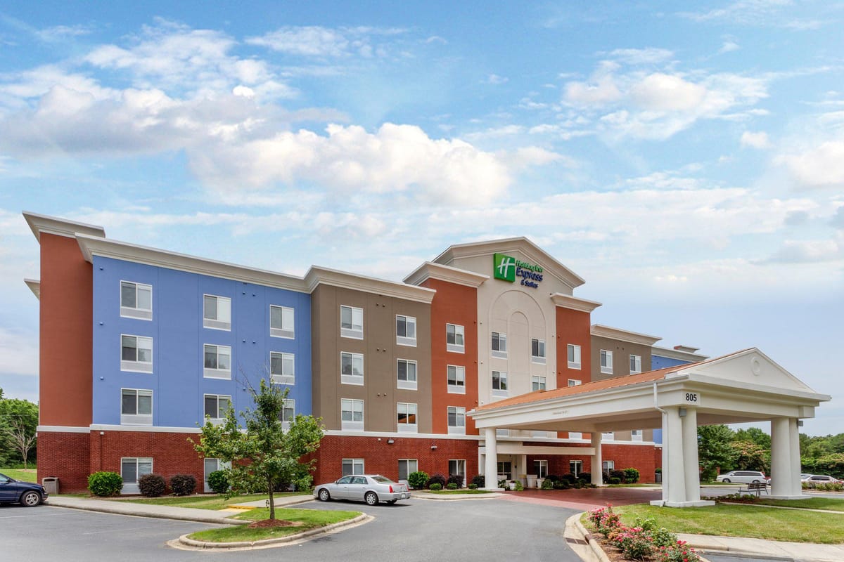 Holiday Inn Express & Suites Charlotte- Arrowood by IHG — 3