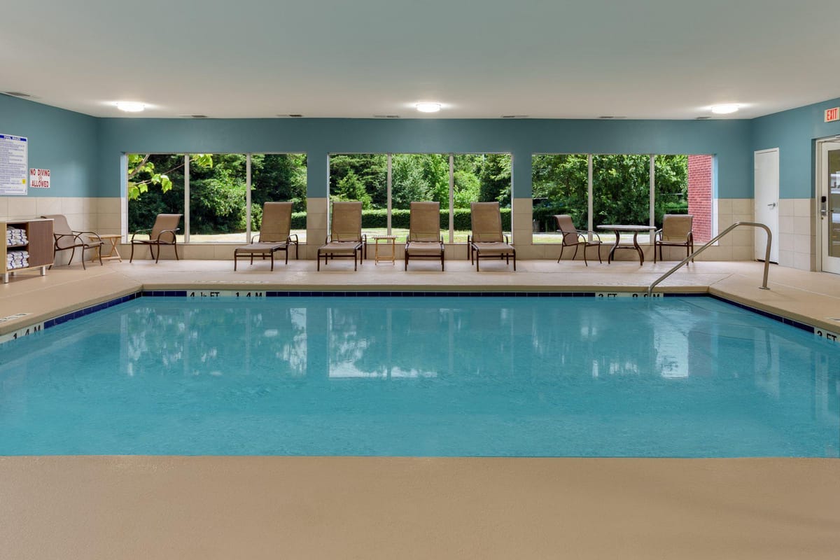 Holiday Inn Express & Suites Charlotte- Arrowood by IHG — 4