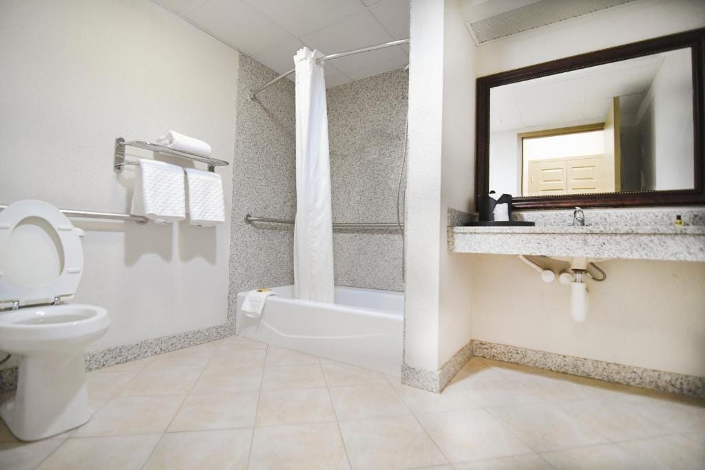 Best Western Plus Sandusky Hotel & Suites — 2