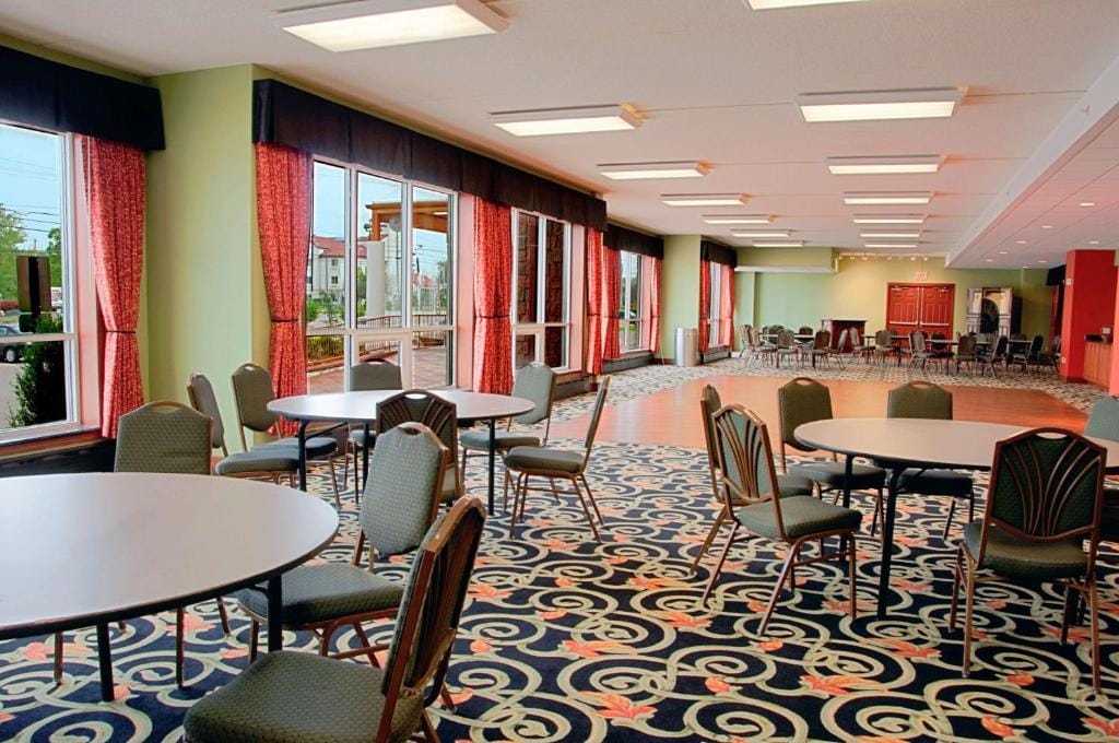 Best Western Plus Sandusky Hotel & Suites — 4