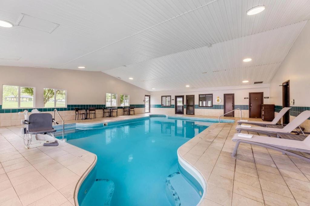 Comfort Inn River's Edge — 4