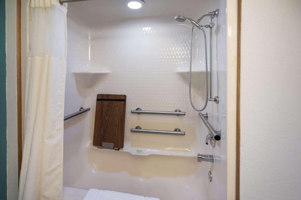Sleep Inn & Suites Port Clinton — 3
