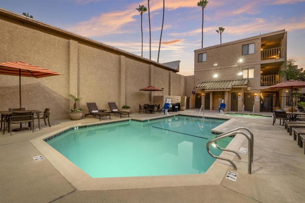 Best Western Plus Anaheim Inn — 4