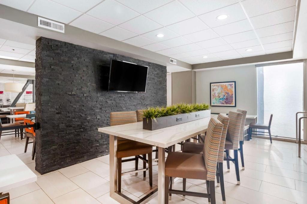 Best Western Plus Commerce Hotel — 5