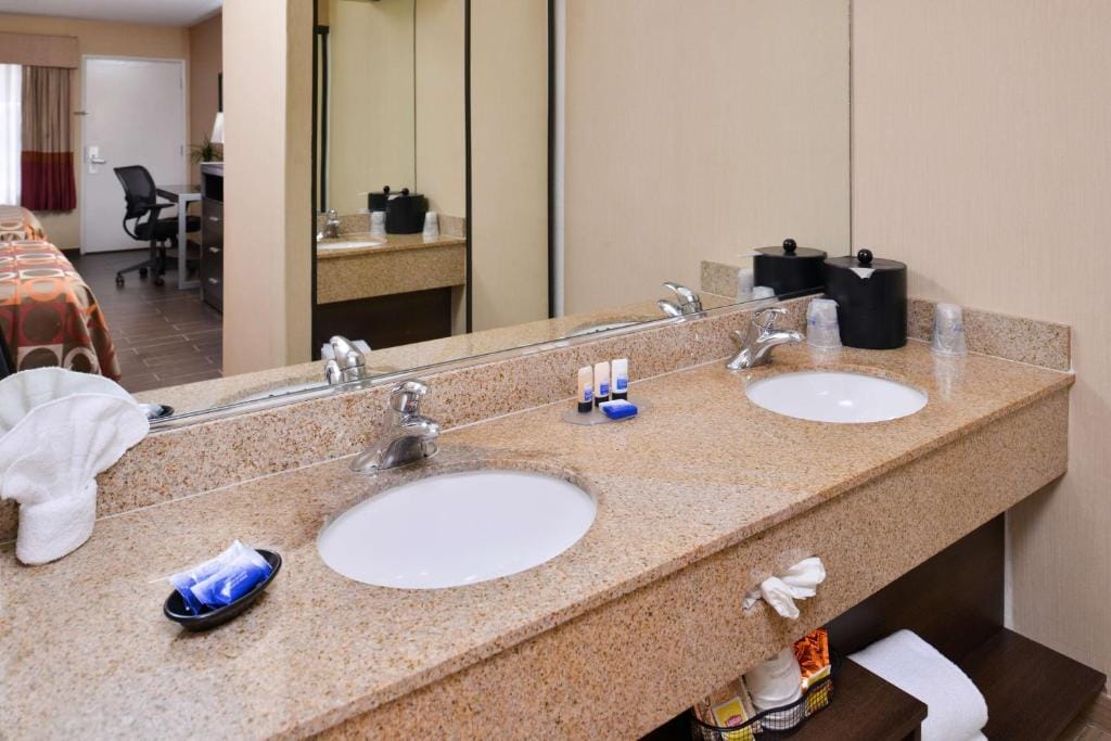 Best Western Plus Raffles Inn & Suites — 3