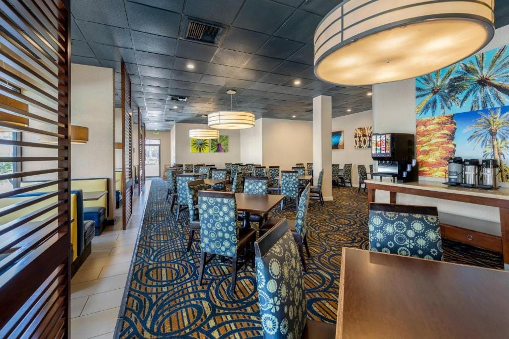 Clarion Hotel Anaheim Resort — 4