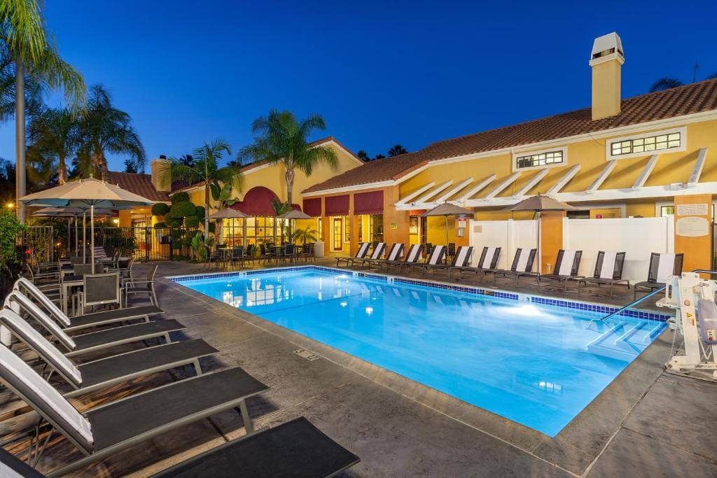 Clementine Hotel & Suites Anaheim — 4
