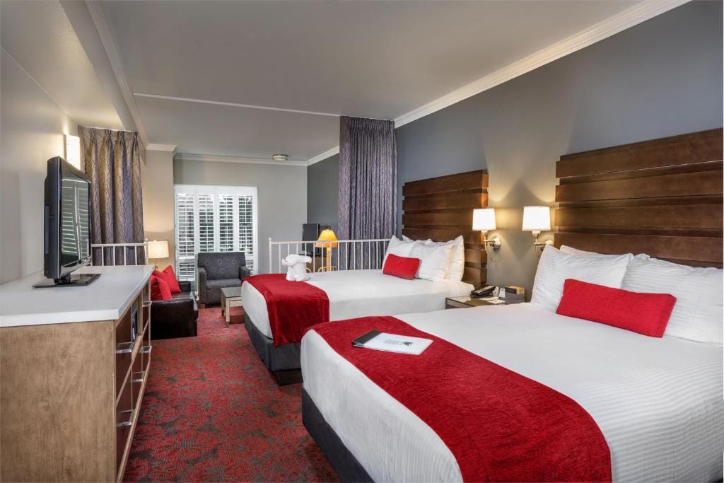 Desert Palms Hotel & Suites Anaheim Resort — 2