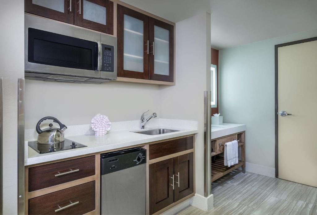 Desert Palms Hotel & Suites Anaheim Resort — 5
