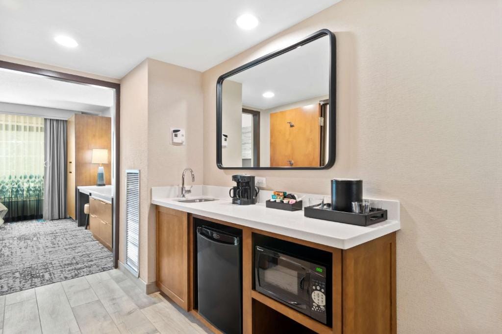 Embassy Suites by Hilton Anaheim South — 3