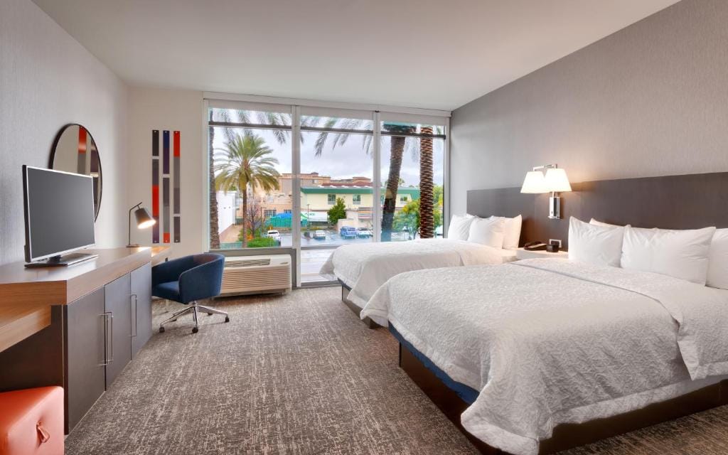 Hampton Inn & Suites Anaheim Resort Convention Center — 2