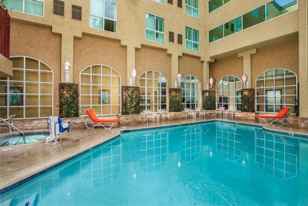Desert Palms Hotel & Suites Anaheim Resort — 4