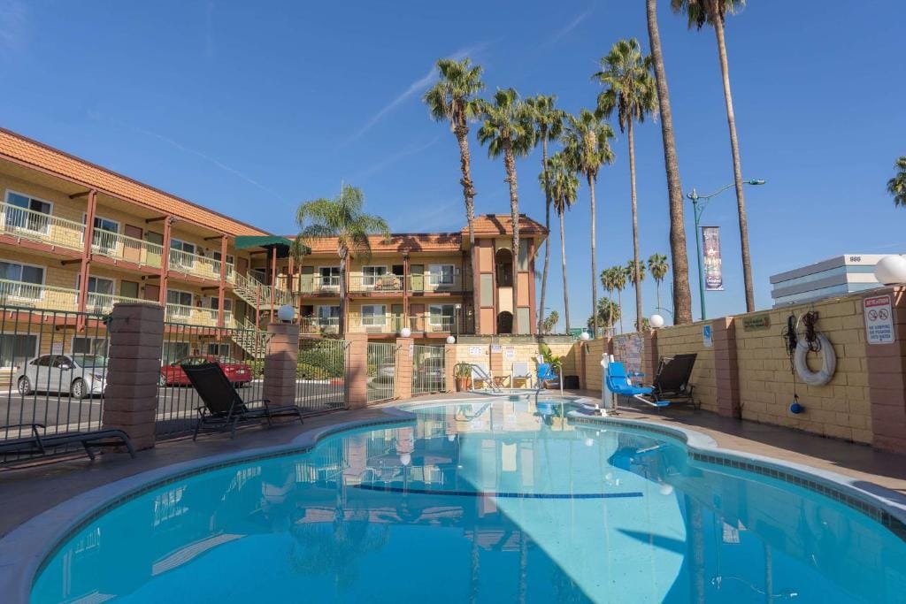 Super 8 by Wyndham Anaheim/Disneyland Drive — 4