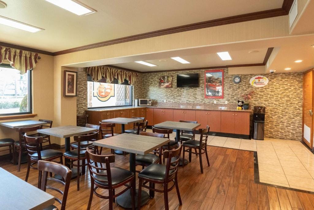 Super 8 by Wyndham Anaheim/Disneyland Drive — 5