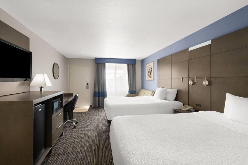 Travelodge Inn & Suites by Wyndham Anaheim on Disneyland Dr — 2