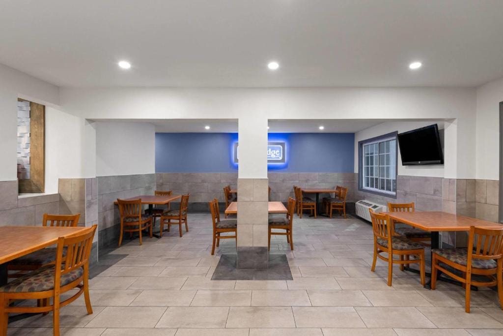 Travelodge Inn & Suites by Wyndham Anaheim on Disneyland Dr — 3