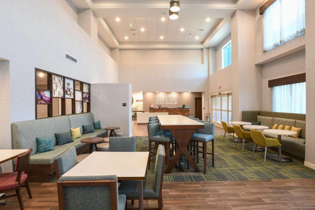 Hampton Inn & Suites Cincinnati Liberty Township — 4