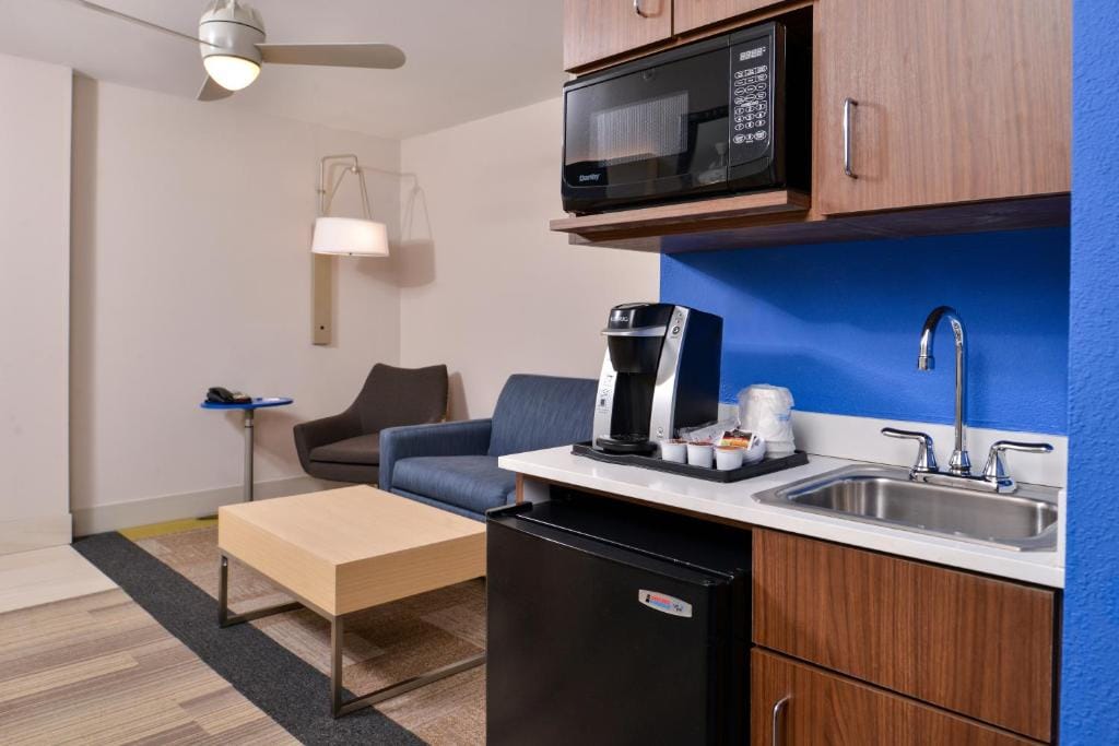 Holiday Inn Express Hotel & Suites Cincinnati - Mason by IHG — 4