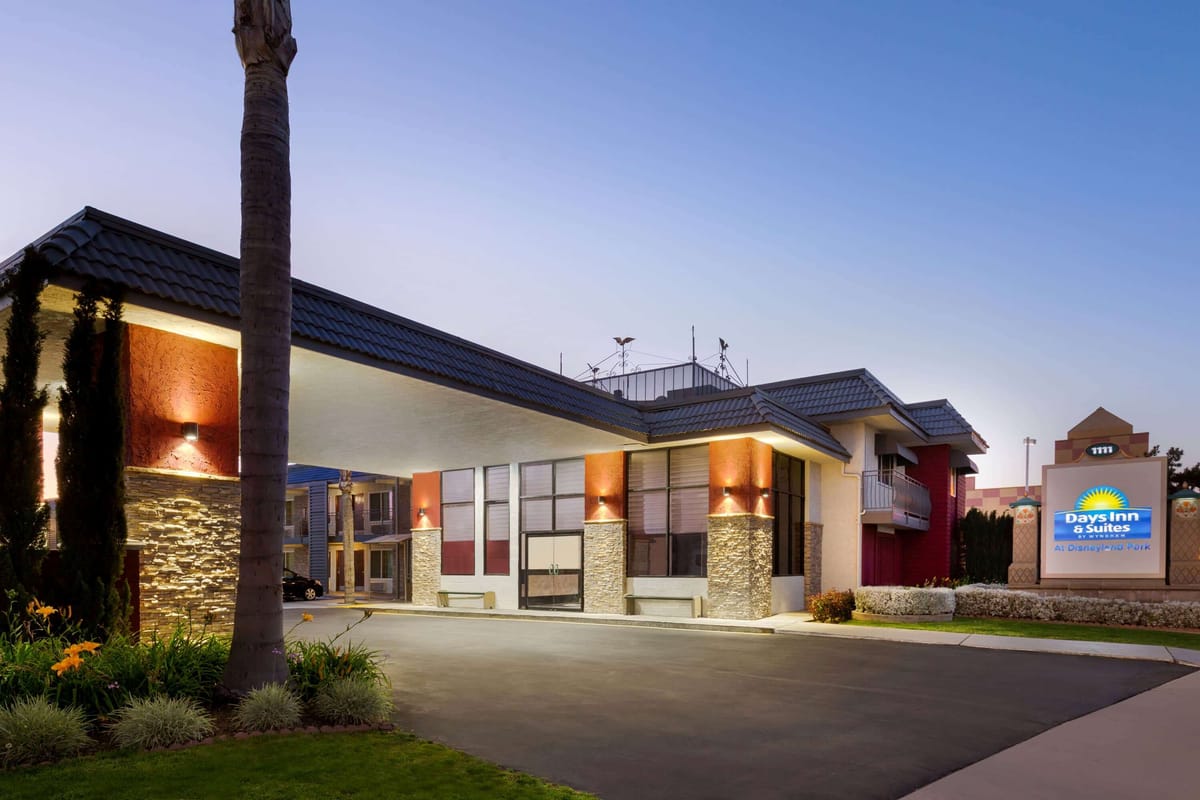 Days Inn & Suites by Wyndham Anaheim At Disneyland Park — 2
