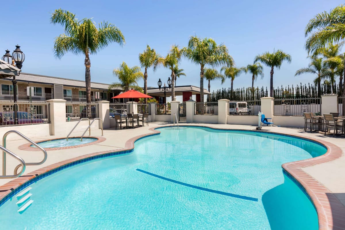 Days Inn & Suites by Wyndham Anaheim At Disneyland Park — 4
