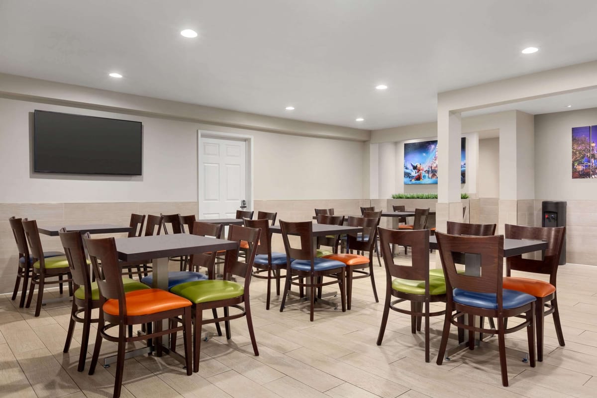 Days Inn & Suites by Wyndham Anaheim At Disneyland Park — 5