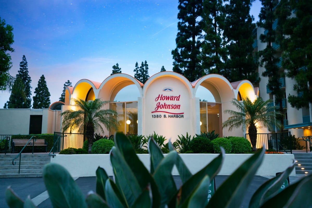 Howard Johnson by Wyndham Anaheim Hotel & Water Playground — 3