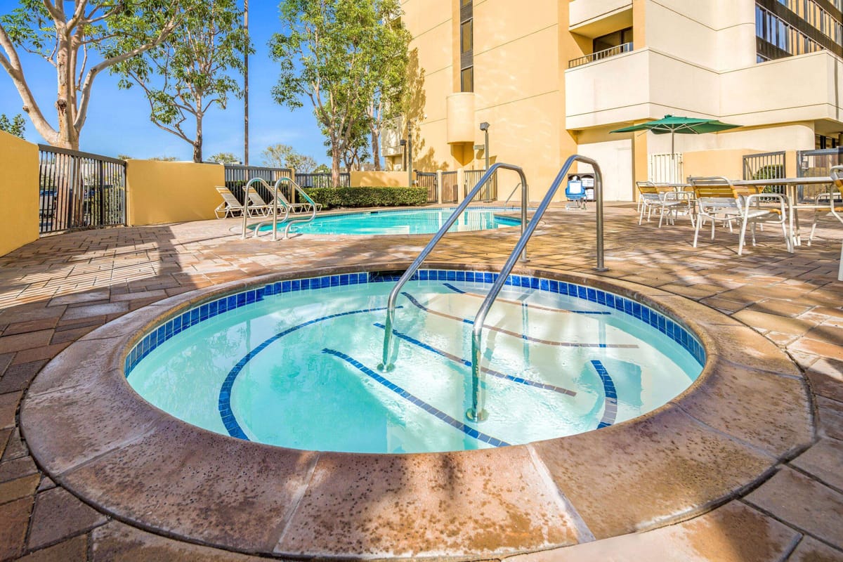 La Quinta Inn & Suites by Wyndham Buena Park — 2