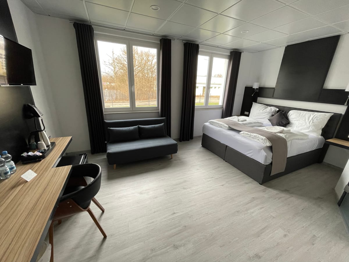 Yebs Hotel — 2