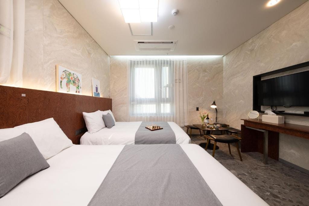 Hotel DM — 2