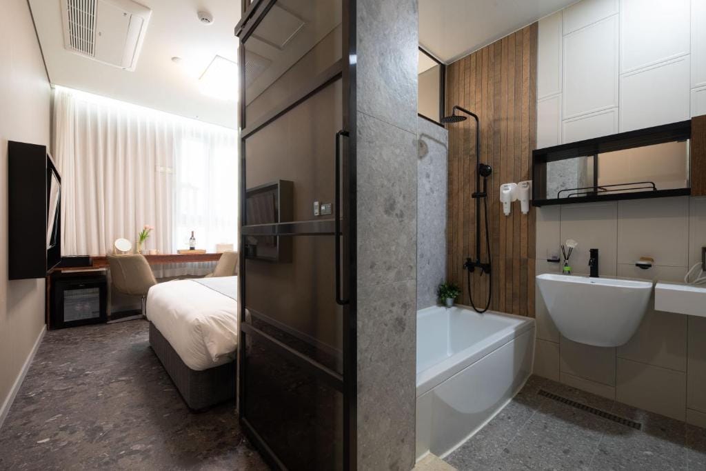 Hotel DM — 3