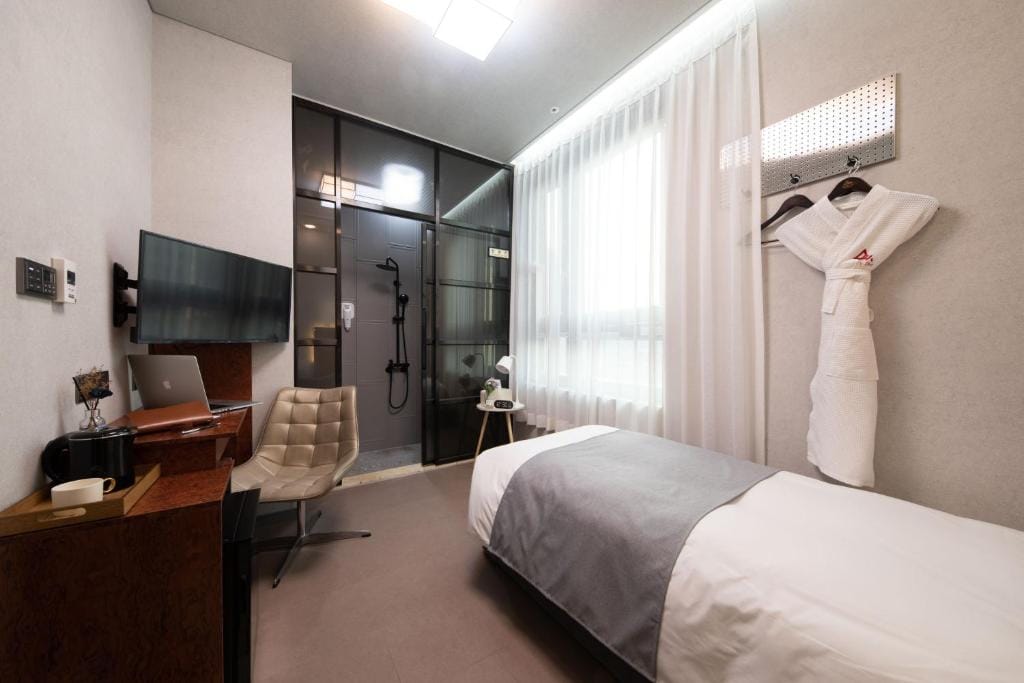 Hotel DM — 5