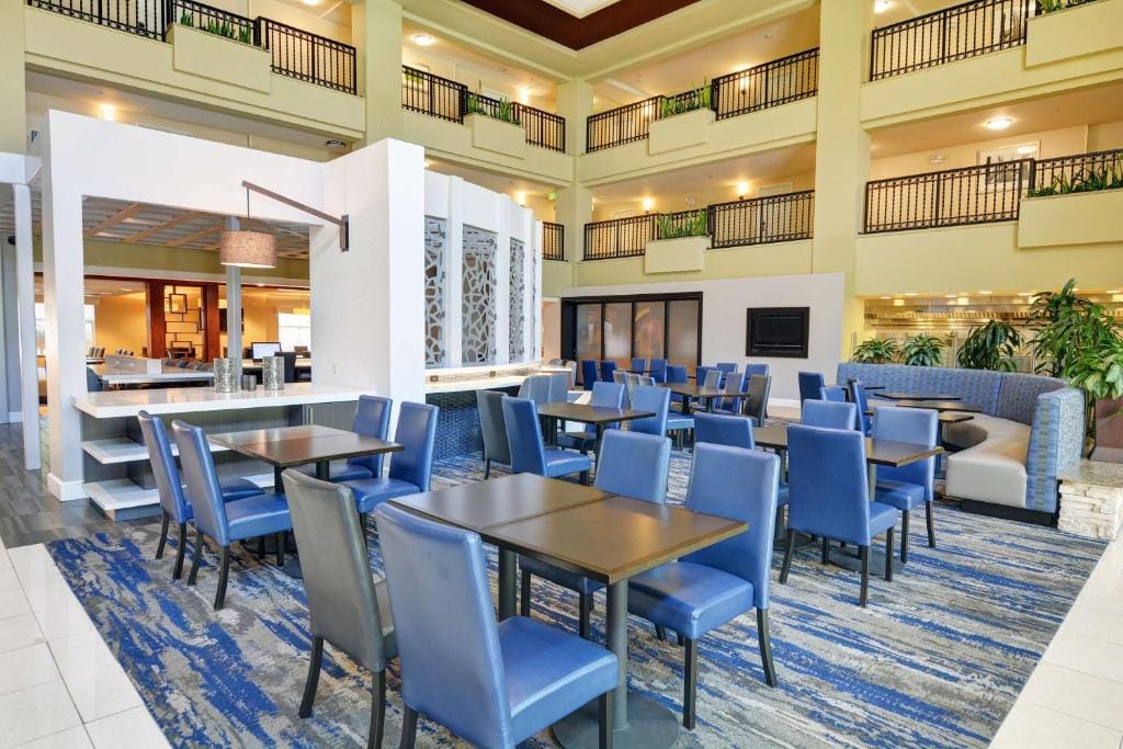 Embassy Suites Valencia — 5