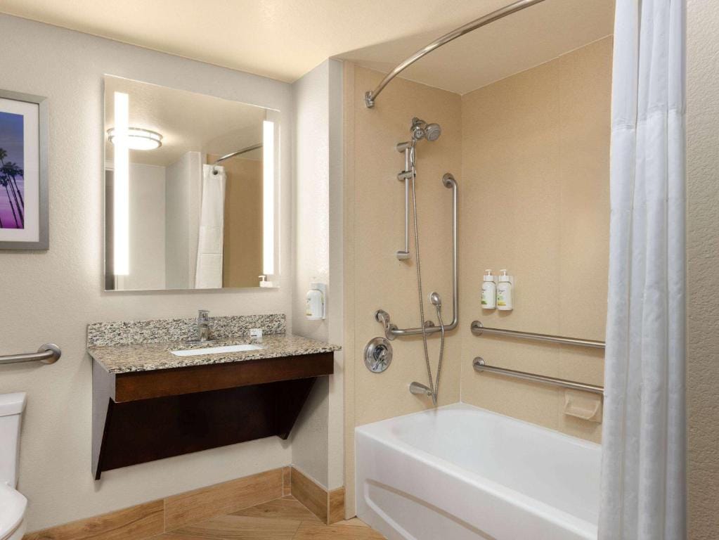 La Quinta by Wyndham Santa Clarita - Valencia — 3