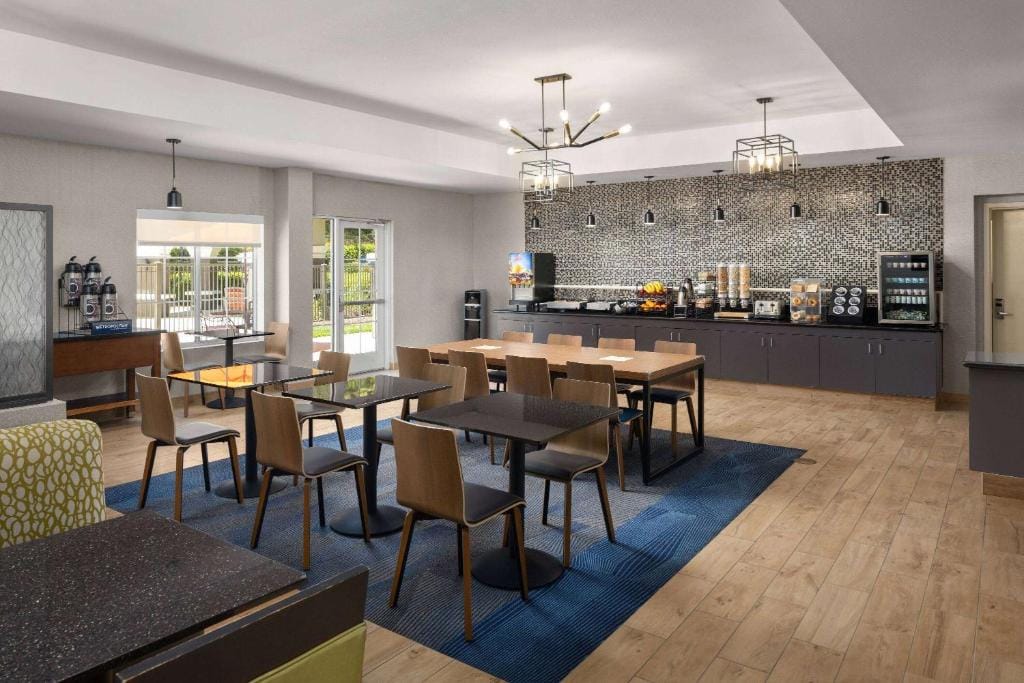 La Quinta by Wyndham Santa Clarita - Valencia — 5