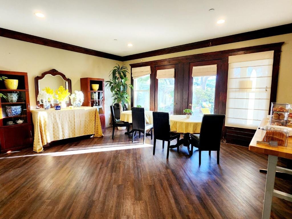 Santa Paula Inn — 4