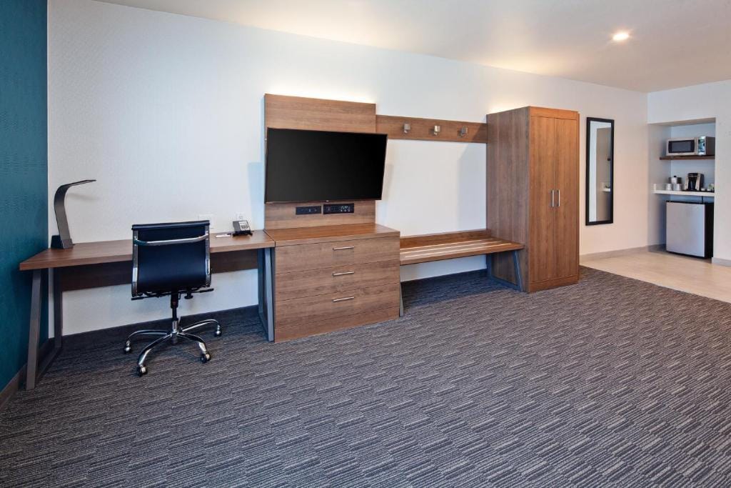 Holiday Inn Express Hollywood Walk of Fame by IHG — 3