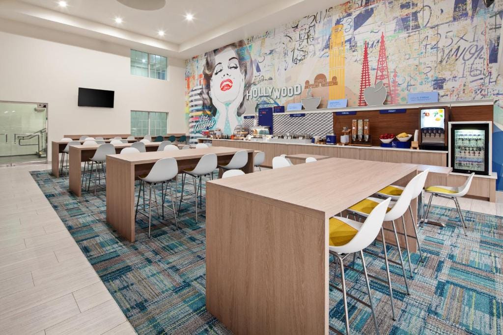 Holiday Inn Express Hollywood Walk of Fame by IHG — 4
