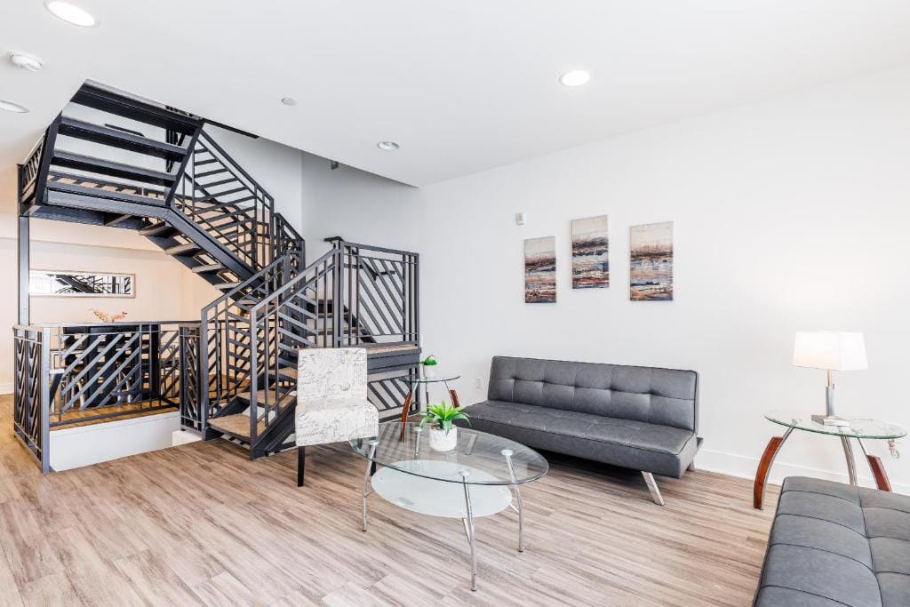 Hollywood Furnished Apartments — 4
